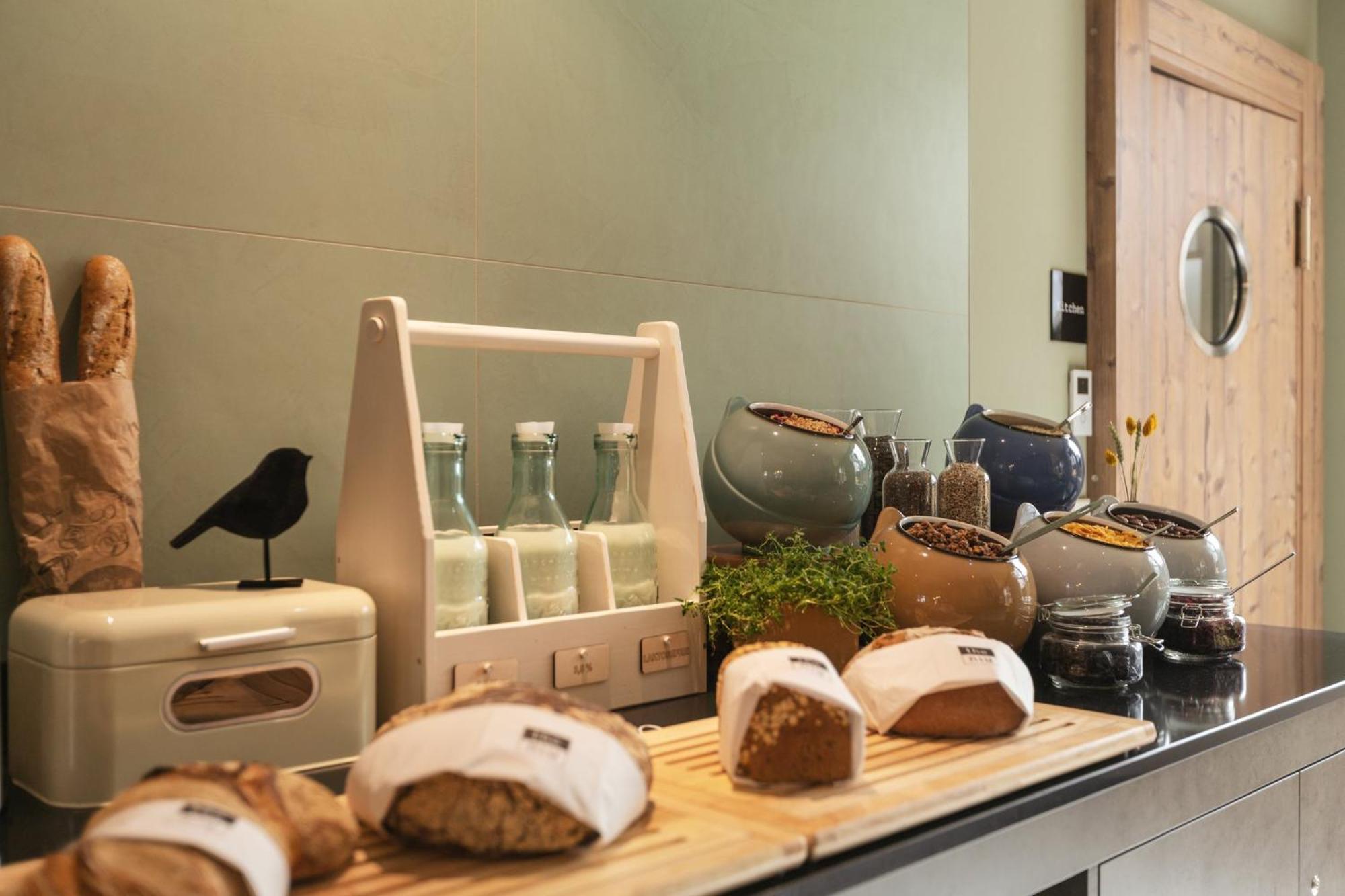 Holiday Inn - The Niu, Mill Cologne Muelheim, An Ihg Hotel ภายนอก รูปภาพ