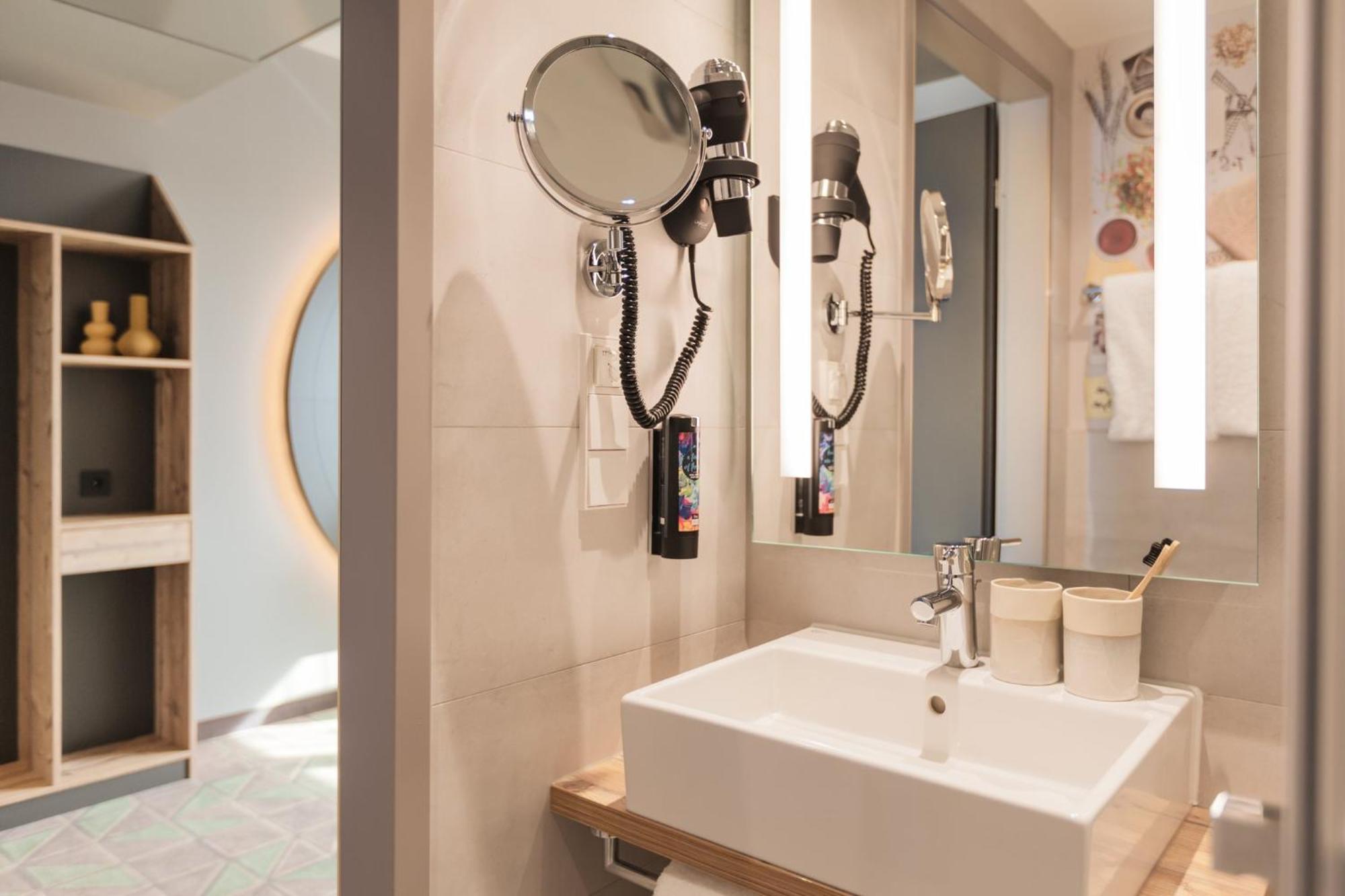 Holiday Inn - The Niu, Mill Cologne Muelheim, An Ihg Hotel ภายนอก รูปภาพ